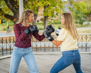 Ingrid en Esther van WeShift met boxhandschoenen in de buitenlucht