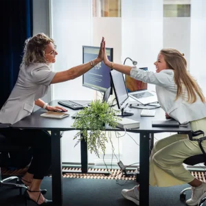 Ingrid en Esther van WeShift die een high-five geven